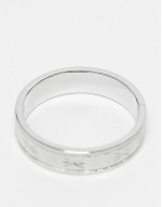 band ring with star engraving in silver tone